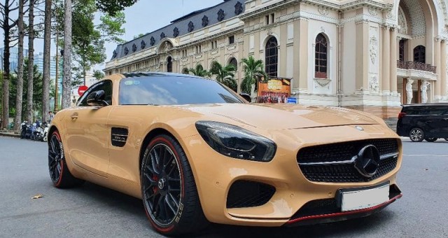 Chiêm ngưỡng Mercedes AMG GT-S giá hơn 10 tỷ đồng màu 'trà sữa' độc đáo trên phố